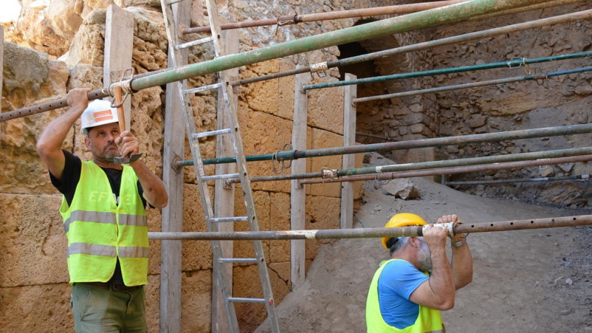 Imagen de los operarios realizando los trabajos.