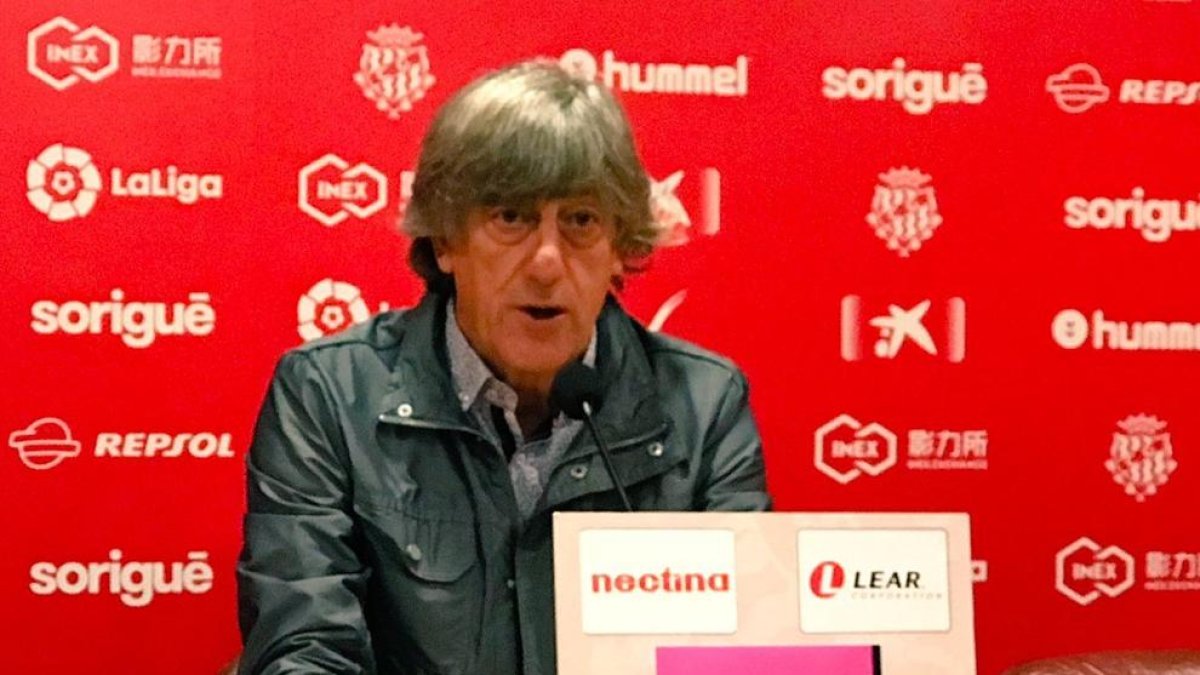 El técnico grana Enrique Martín durante la rueda de prensa de hoy.