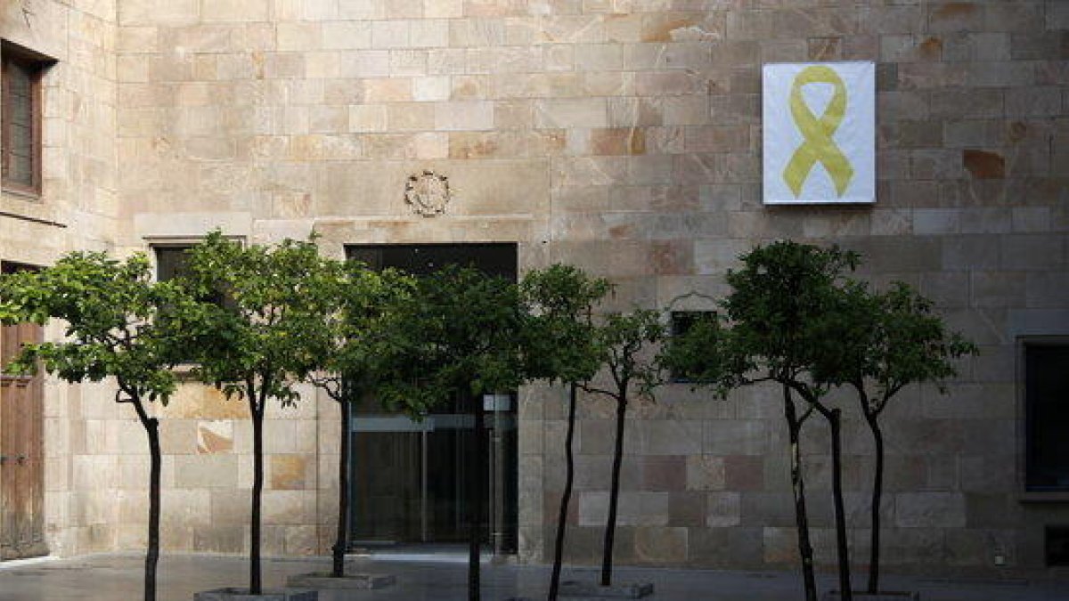 Un lazo amarillo colgado en el patio de los naranjos del Palau de la Generalitat.