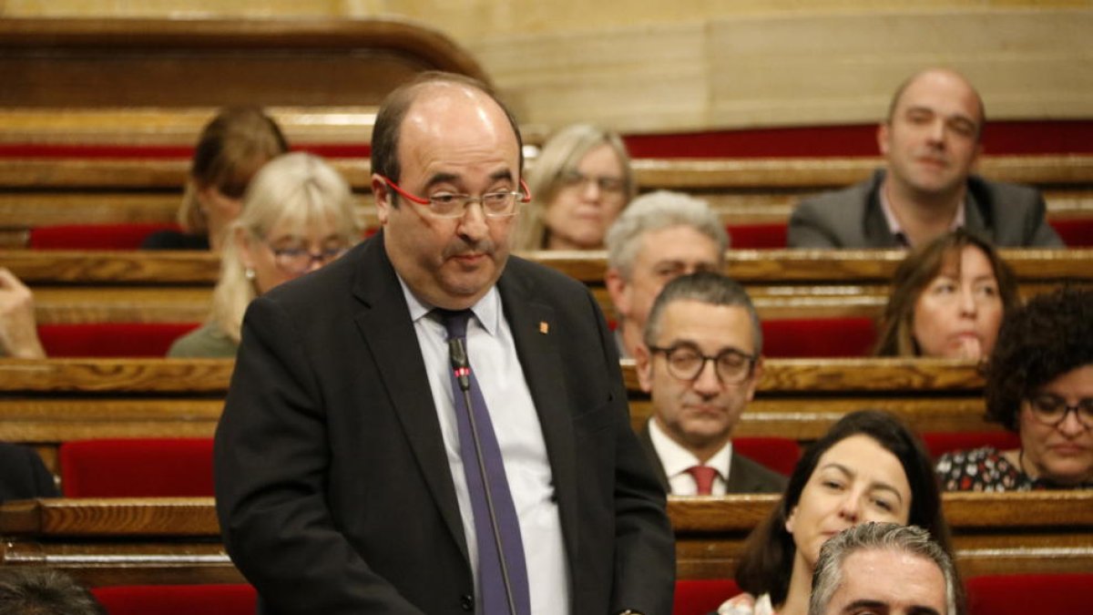 El presidente del grupo PSC-Units, Miquel Iceta, durante el pleno del Parlament.