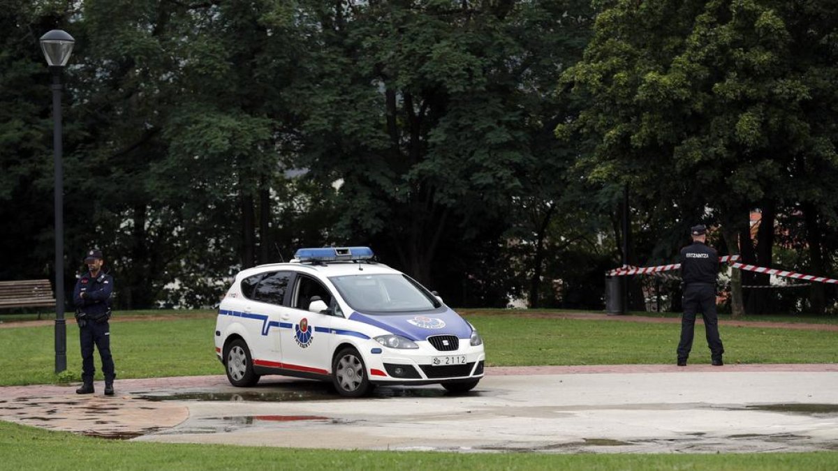 La presunta violación se ha producido en el parque de Etxebarria, donde la Policía mantiene acordonada la zona.