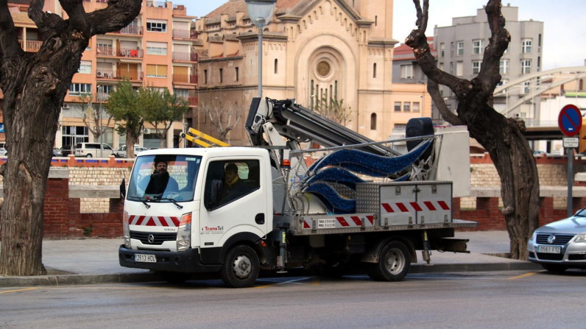 Plano general del camión del Ayuntamiento de Tortosa que ha cargado el cartel luminoso que ha caído por el viento.