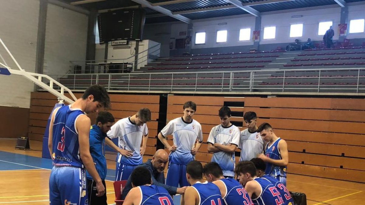 Pep Garcia, durante un partido dando instrucciones a sus jugadores, en el pabellón del Serrallo.