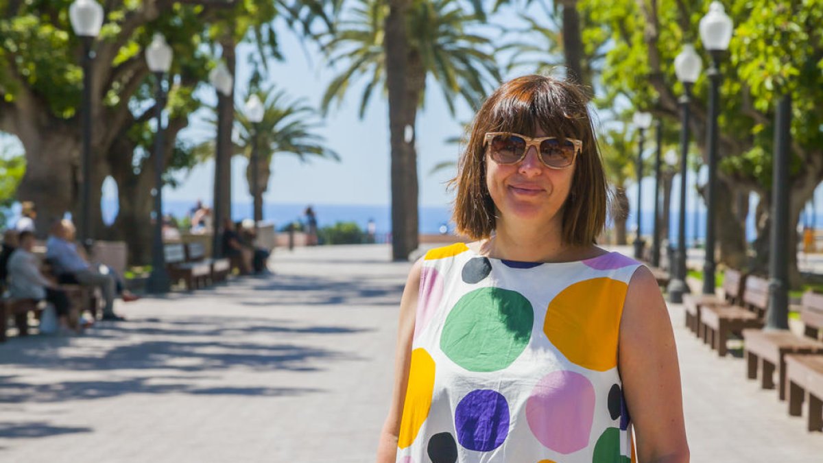 La directora del Minipop en el paseo de las Palmeres.