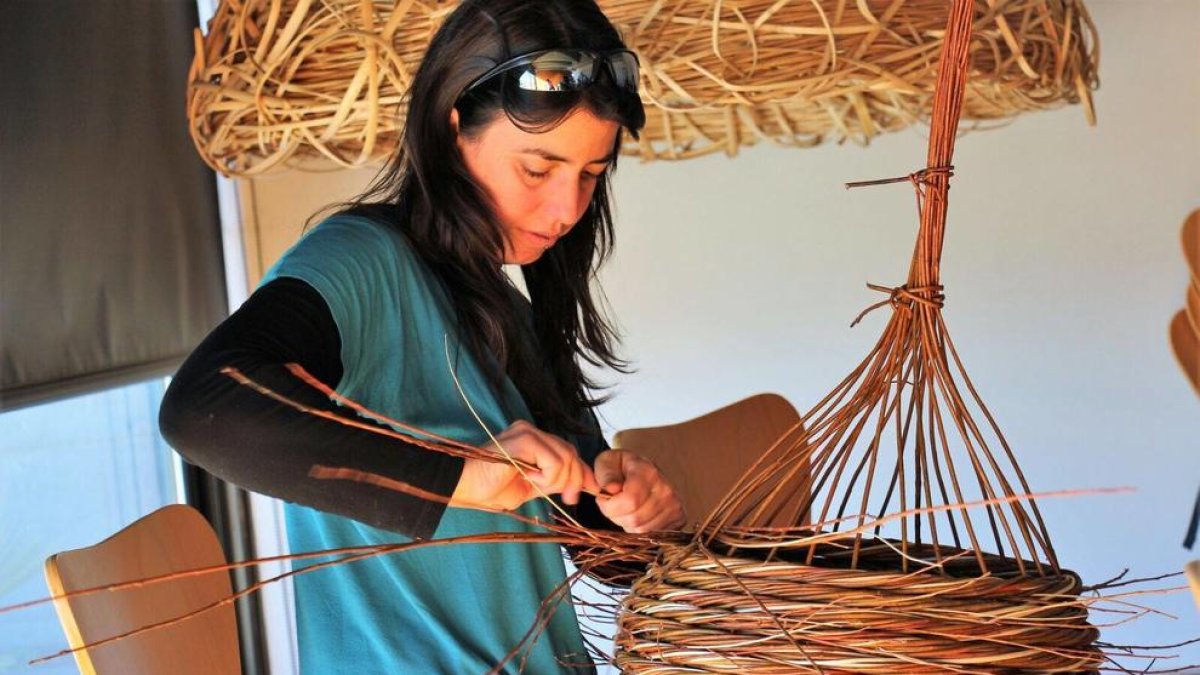 L'Anna Sínia viu i treballa a Vimobdí, ensenya com crear peces úniques amb aquest material.