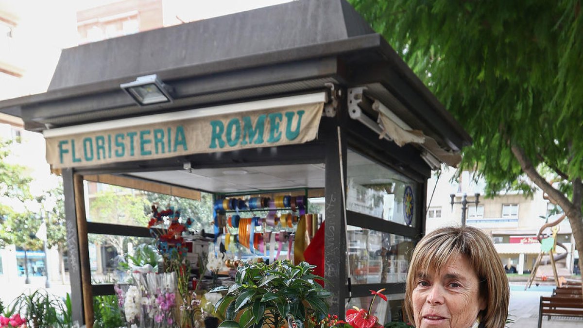 Tecla Amigó en una de las floristerías de la familia en la plaza Verdaguer de Tarragona.