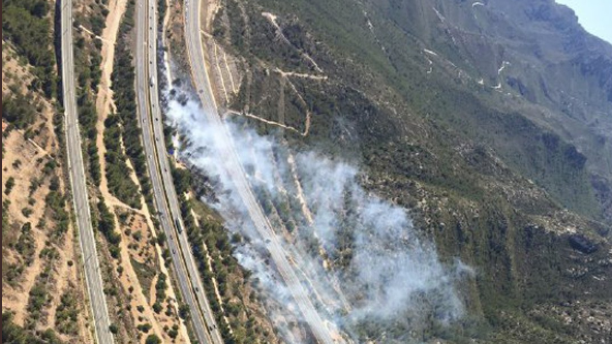 Imatge de l'incendi a l'AP-7.