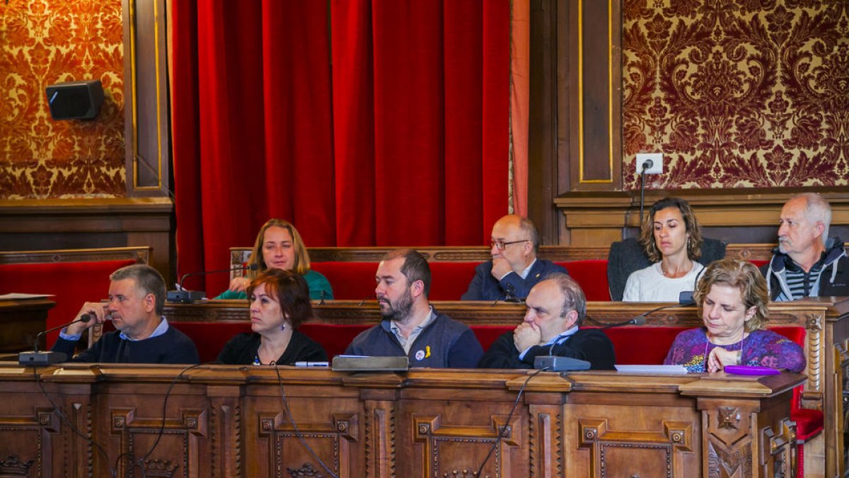 Regidors del govern i dels grups de l'oposició d'ERC, la CUP i ICV, en la sessió d'ahir.
