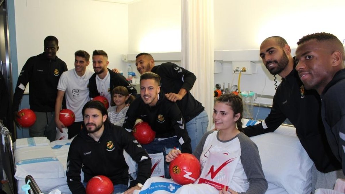 Imagen de la visita de los jugadores del Nàstic durante la Navidad del 2018