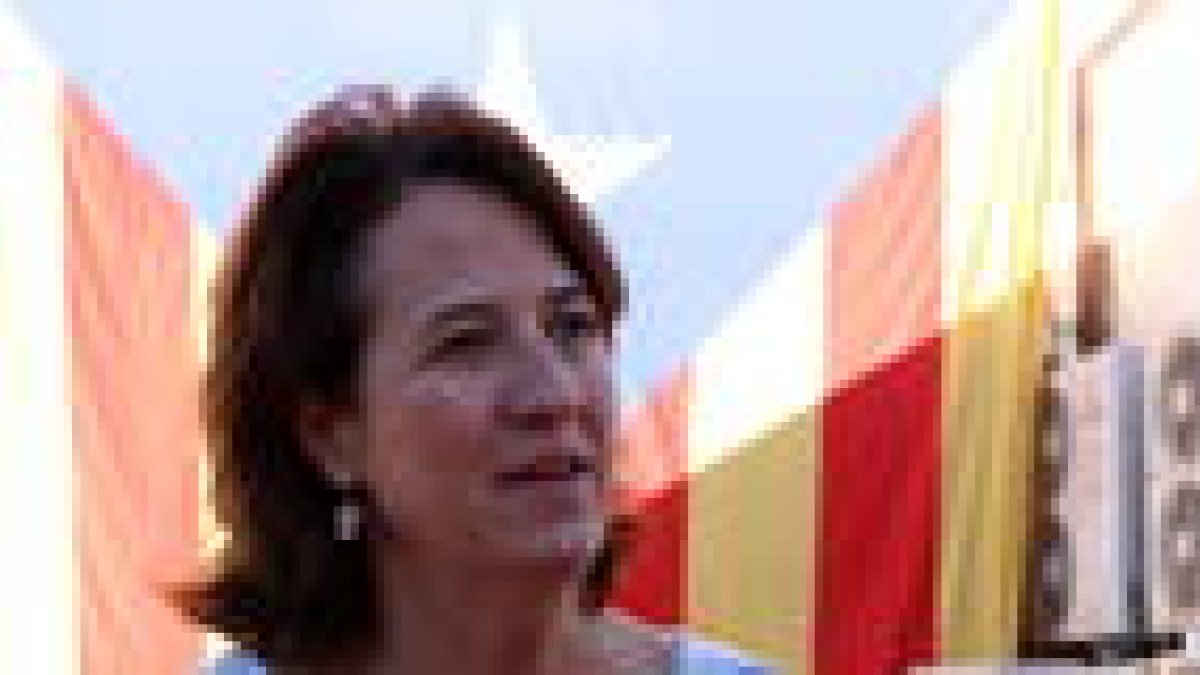 La presidenta de la Asamblea Nacional Catalana, Elisenda Paluzie, en la atención a los medios previa al pleno del secretariado que se celebra en Riudoms.