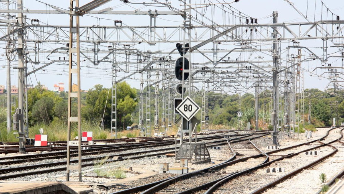 Les vies del tren a Sant Vicenç de Calders, amb dues senyals quadriculades que indiquen l'aturada dels combois arran d'una avaria a les instal·lacions.
