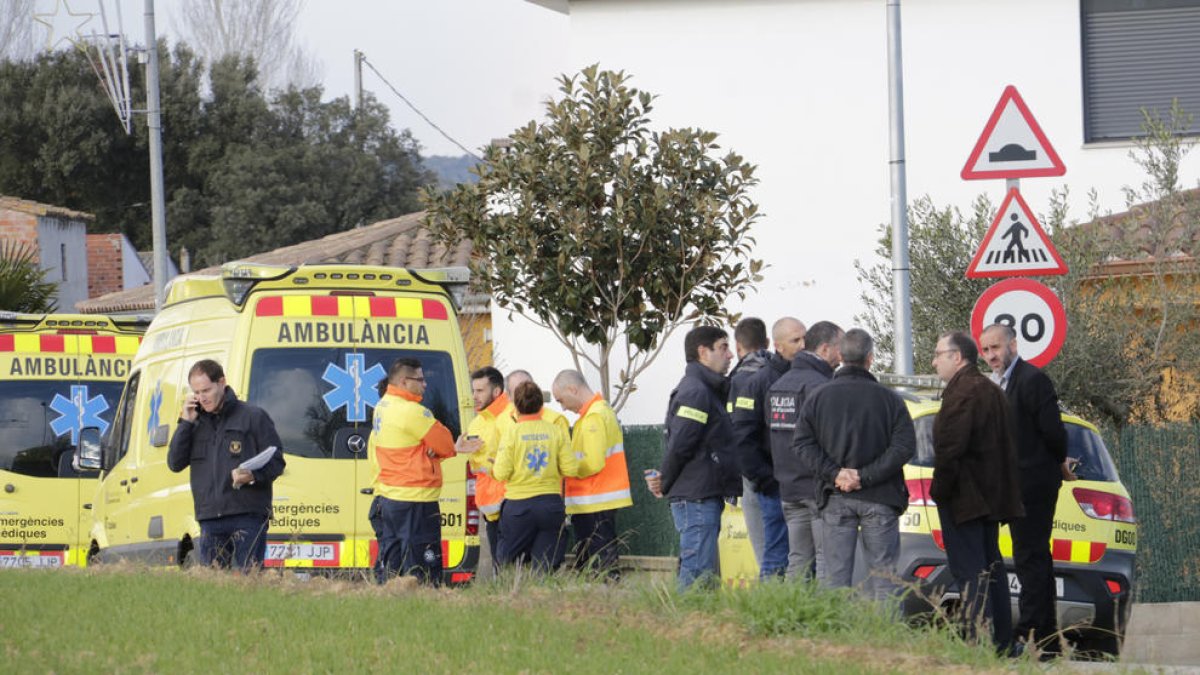 Imatge de la comitiva judicial, Mossos d'Esquadra i membres del SEM davant del domicili on han trobat dues menors