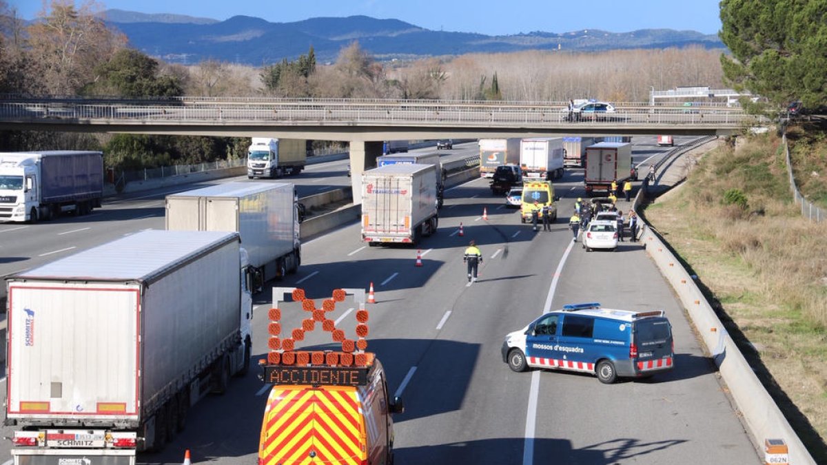 Imatge d'equips d'emergències a l'AP-7, a l'altura de Salt, on tot apunta que la mare de les nenes s'ha intentat suicidar