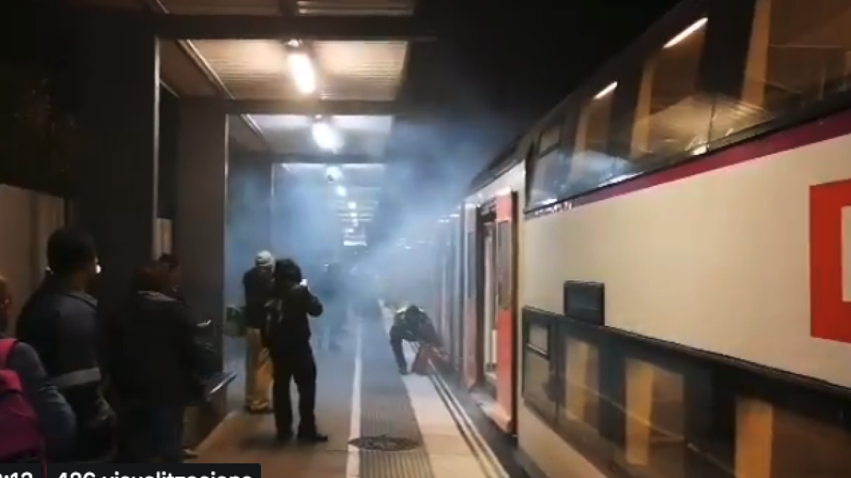 Imatge del fum provocat per la frenada del comboi.