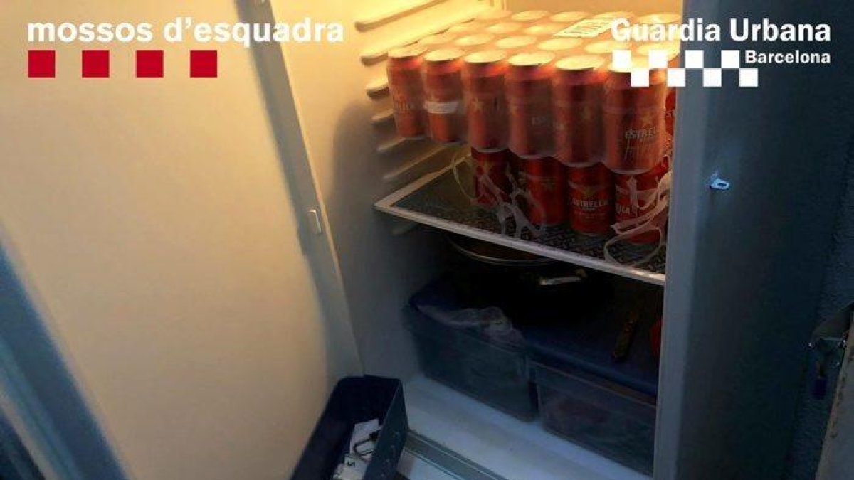 Imagen de una de las neveras que el grupo utilizaba para guardar latas y otros materiales.