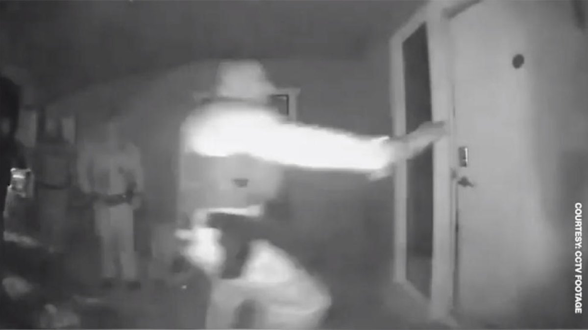 Un dels policies colpejant la porta de l'habitatge.