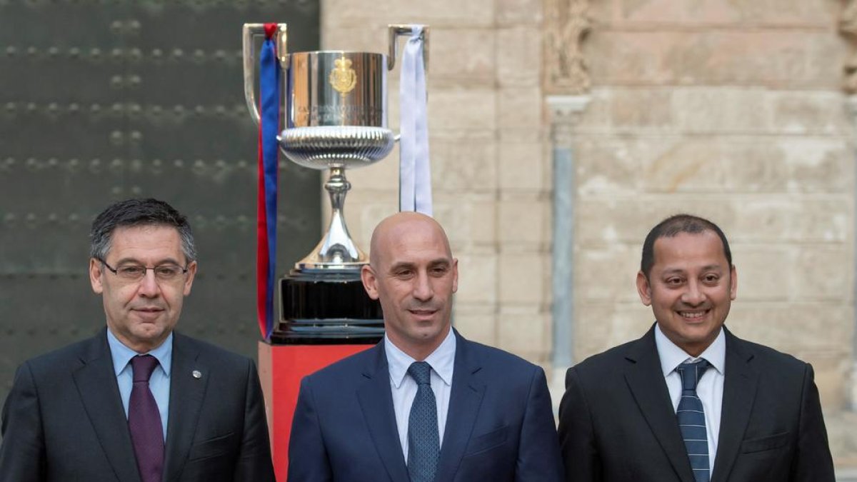 El presidente del FC Barcelona, Josep María Bartomeu, el presidente de la Federación Española de Fútbol, Luis Rubiales, y el presidente del Valencia, Anil Murthy.