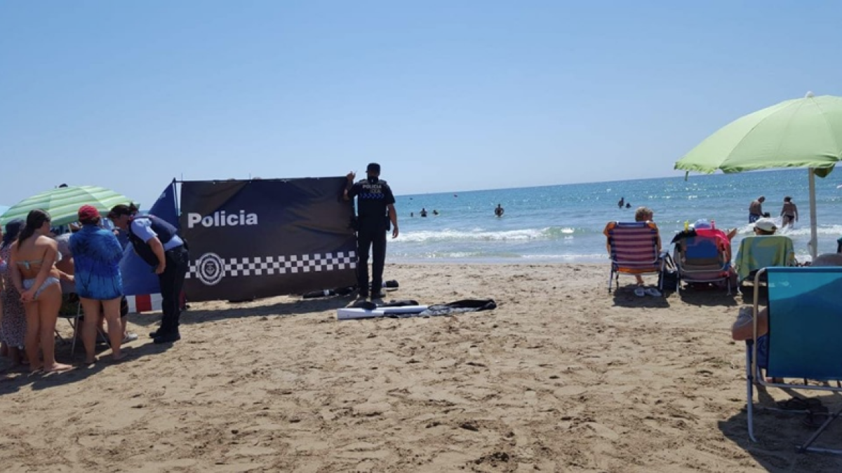 La Policía Local de Calafell con la zona acordonada.