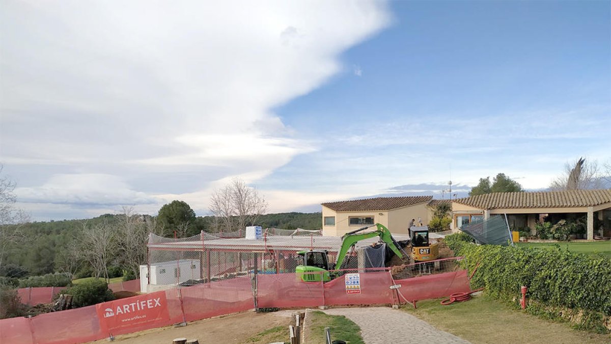 Imatge de les obres de construcció del centre DIR al Golf Costa Daurada.