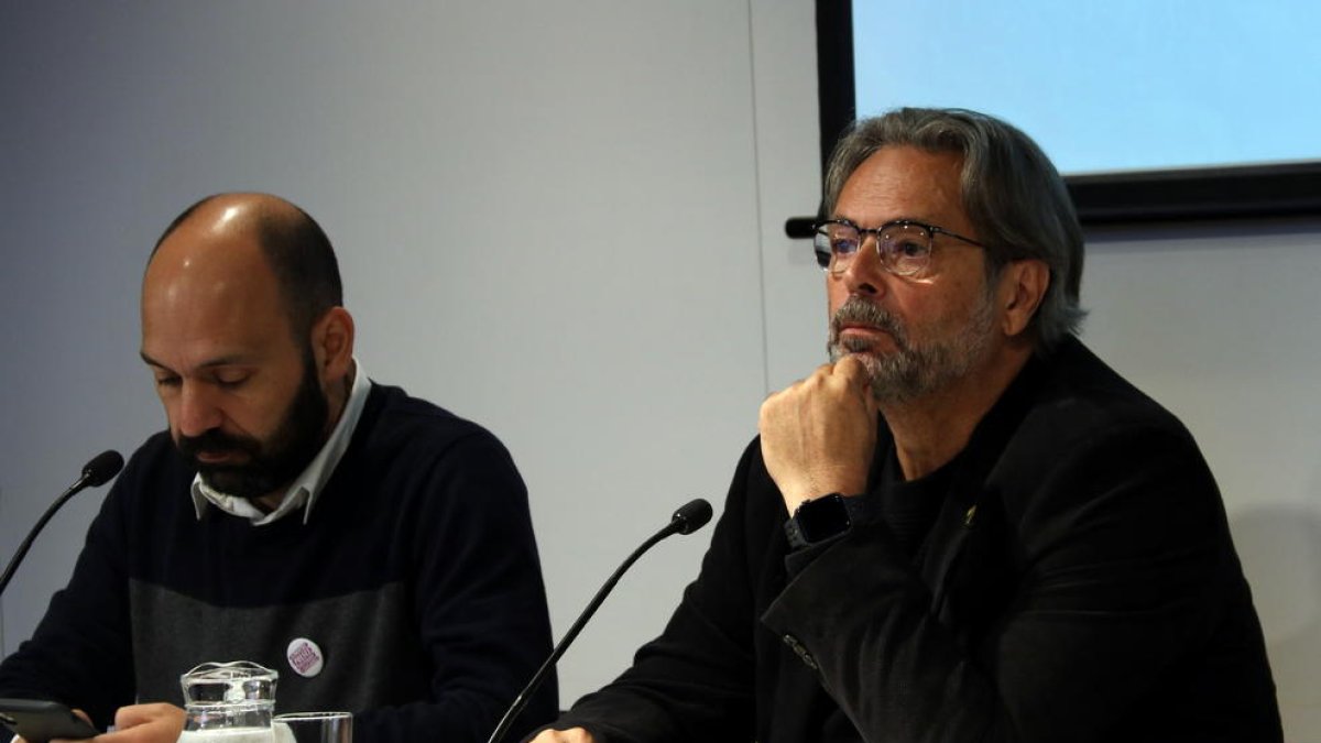 Rueda de prensa de la Associació de Foment de la Caixa de Solidaritat en el Colegio de Periodistas con Ernest Benach y Marcel Mauri.