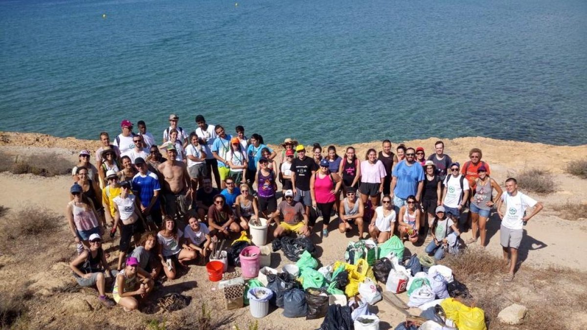 Imagen de los voluntarios con los residuos retirados.