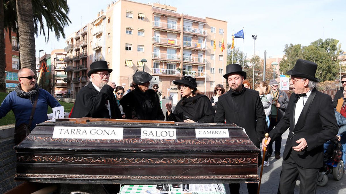 Los actores que han escenficat una 'performance' para denunciar la muerte de la línea de la costa del Campo de Tarragona en la protesta hecha delante de la estación de Tarragona.