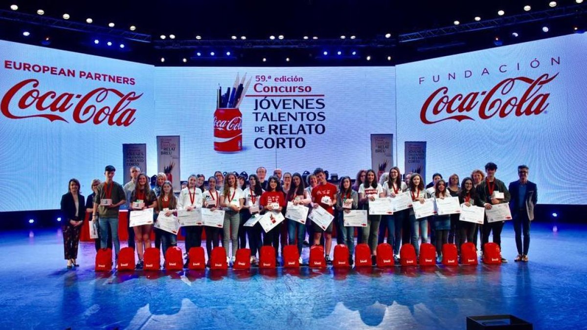 Fotografia de grup dels guardonats a Catalunya en el concurs 'Jóvenes Talentos de Relato Corto'.