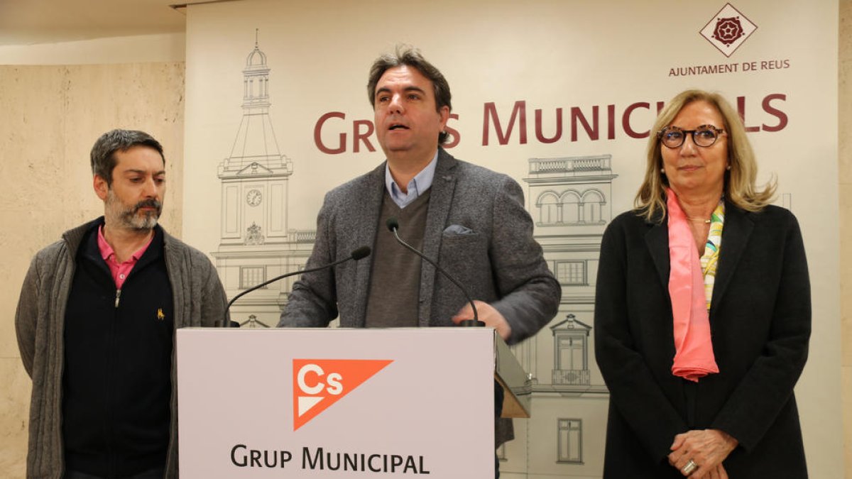 Pla mig dels regidors de Cs a Reus. D'esquerra a dreta: Guillermo Figueras, Juan Carlos Sánchez i Pepa Labrador.