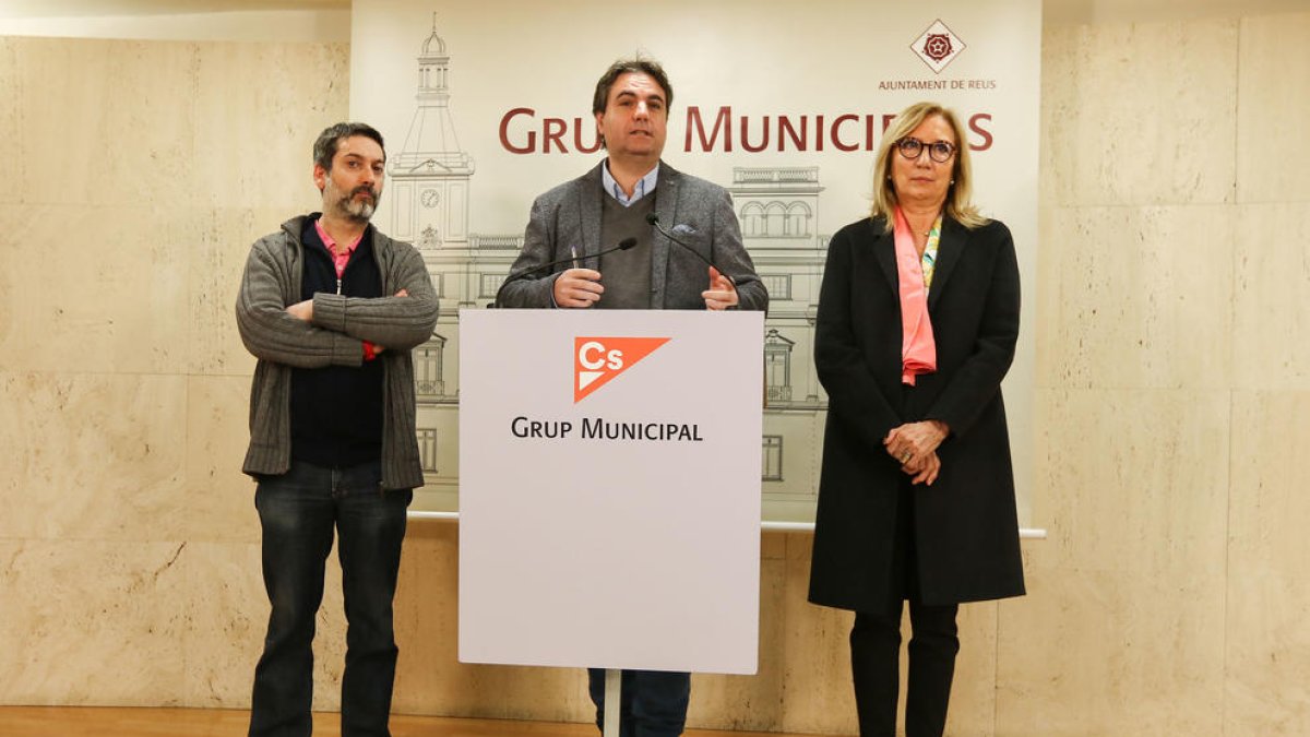 Guillem Figueras, Juan Carlos Sánchez i Pepa Labrador en la compareixença d'ahir dimarts.