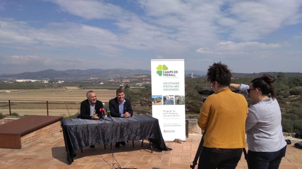 Plano general del coordinador de Joventut de les Terres de l'Ebre, Joan Barberà, y el presidente del EMD de Campredó, Damià Grau, en la presentación de los campos de trabajo 2019.