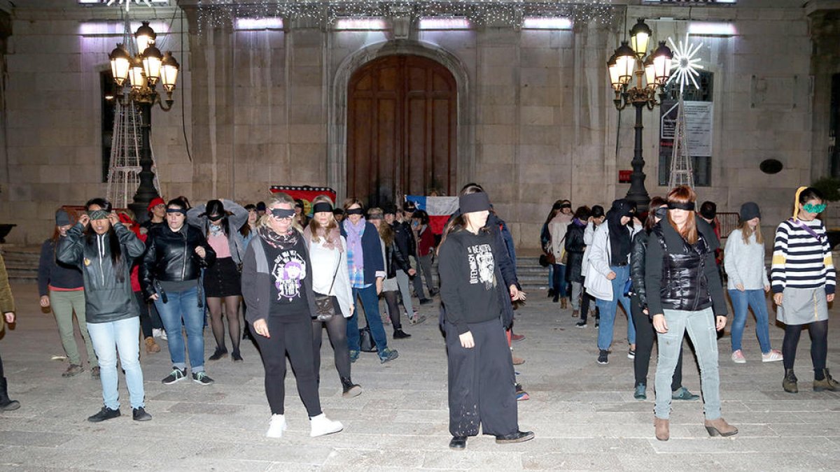 Las participantes que han cantado y bailado el himno feminista chileno ''Uno violador en ti ando|camino' en catalán en Tarragona.