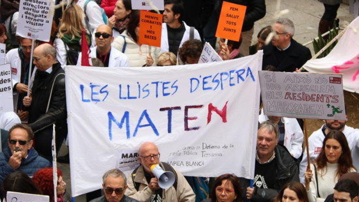 Primer plano de una pancarta reivindicativa en la manifestación de la sanidad concertada de Terrassa el 30 de noviembre de 2018.