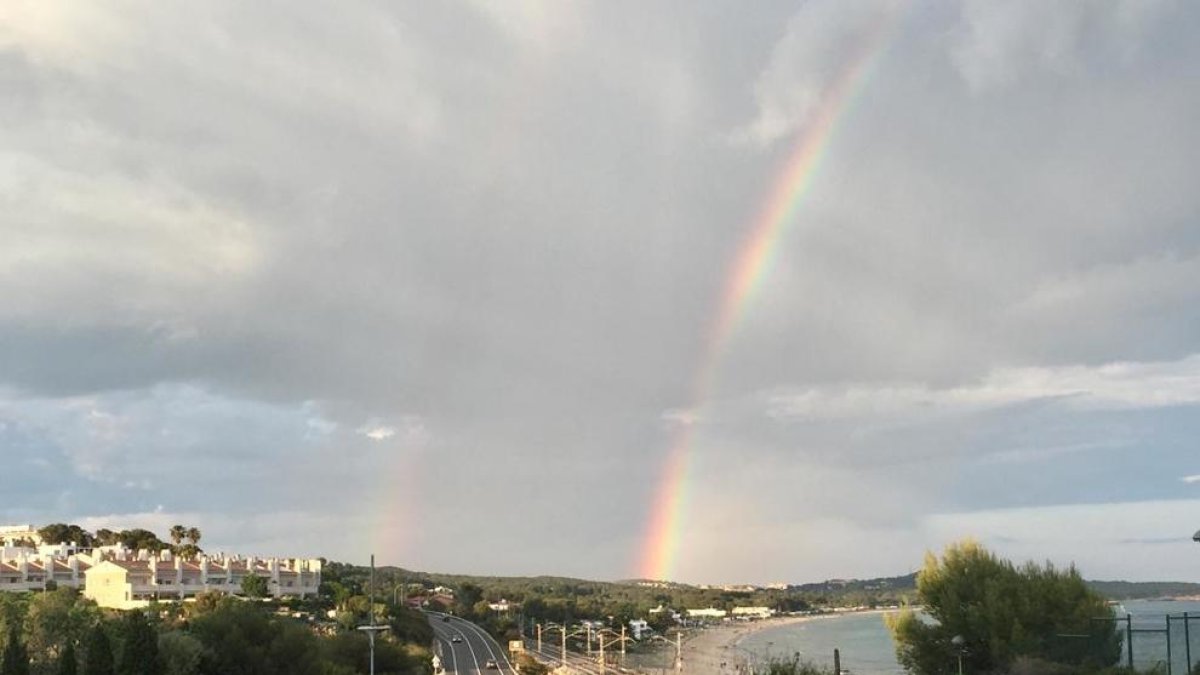 Imagen del arco iris en la playa Llarga.