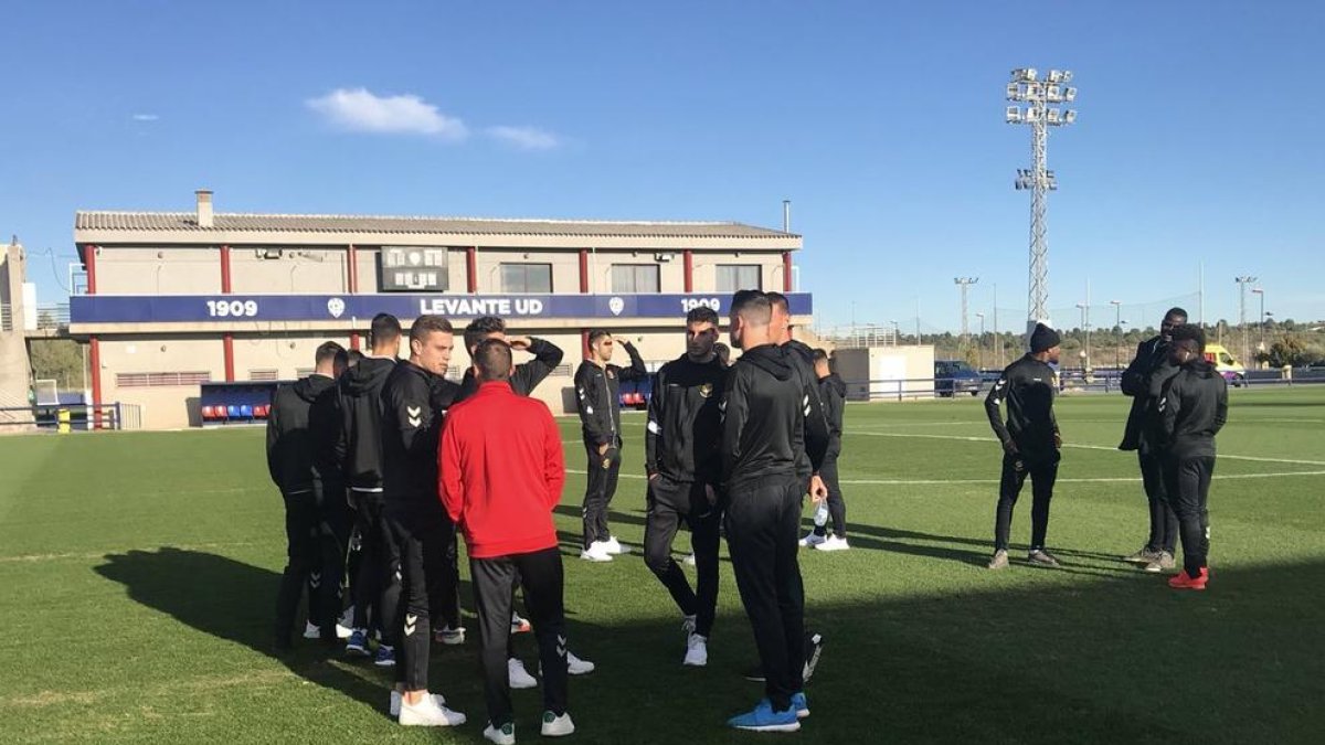 Los jugadores del Nàstic sobre el césped de la Ciudad Deportiva del Levante