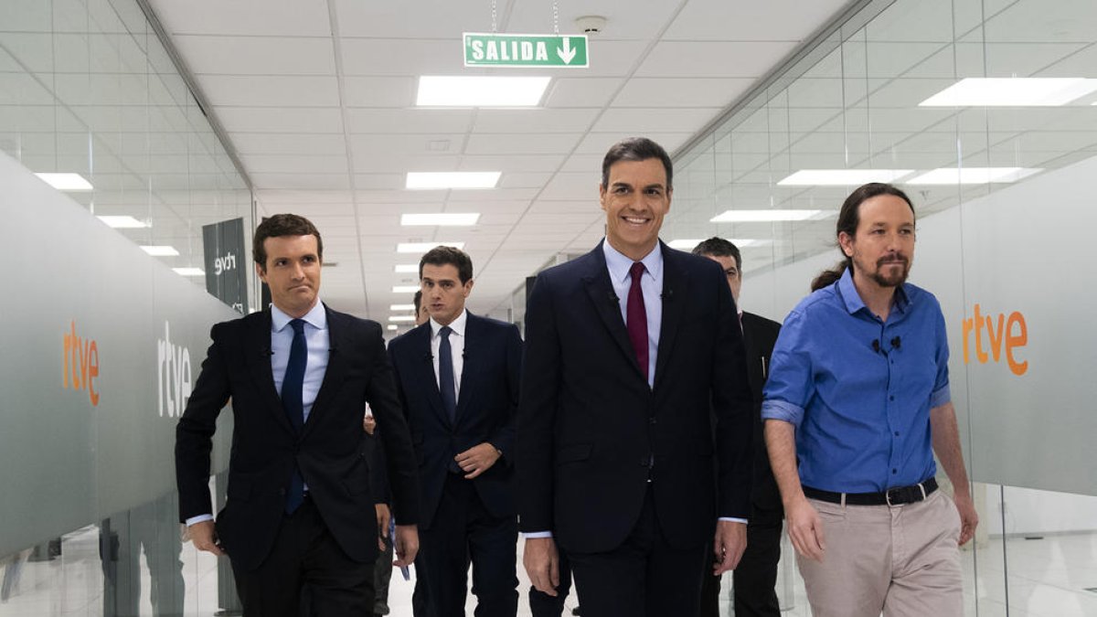 Pablo Casado, Pedro Sánchez, Albert Rivera i Pablo Iglesias caminant cap al plató del debat a quatre a RTVE.