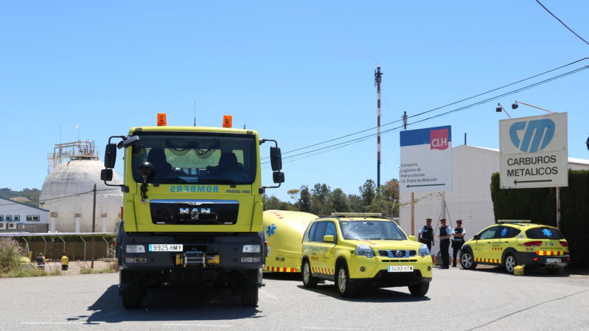 Plano general de los servicios de emergencias y efectivo de bomberos delante de la planta donde se produjo el trágico accidente.