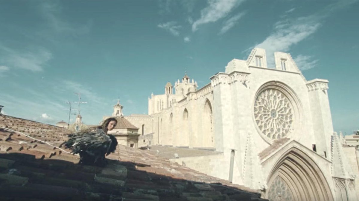 Una de les imatges del vídeoclip, amb la cantant i la catedral de Tarragona al fons.