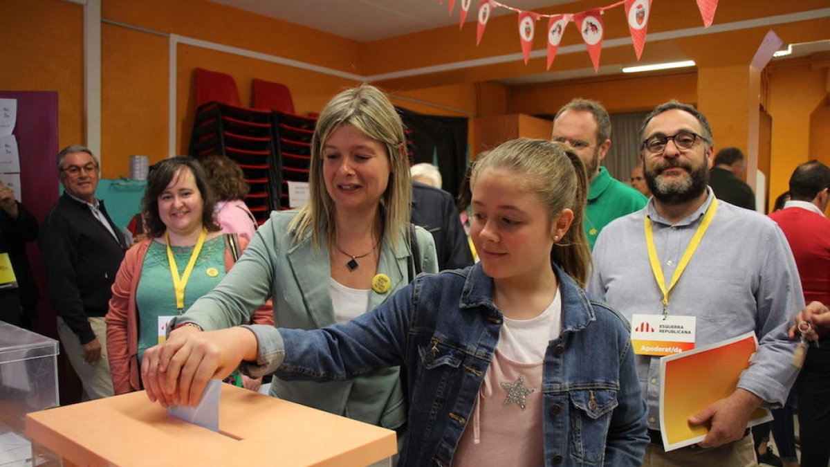 Noemí Llauradó votant a Joan Rebull.