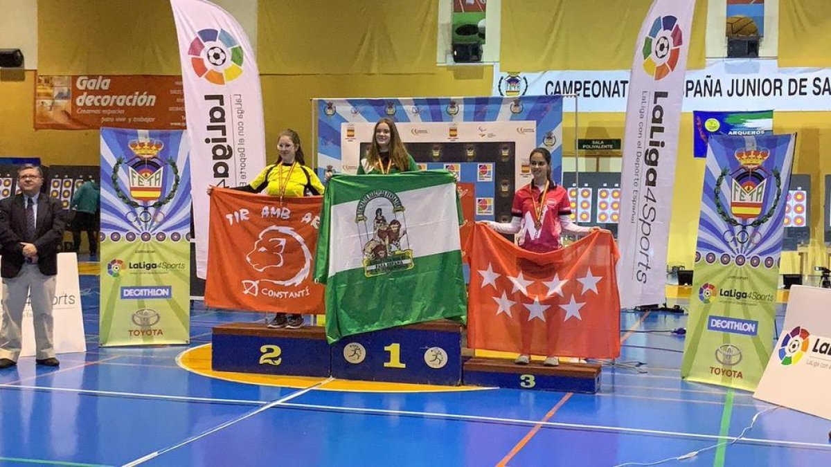 Maria Pitarch, en el segon lloc del podi amb la bandera del club constantinenc.