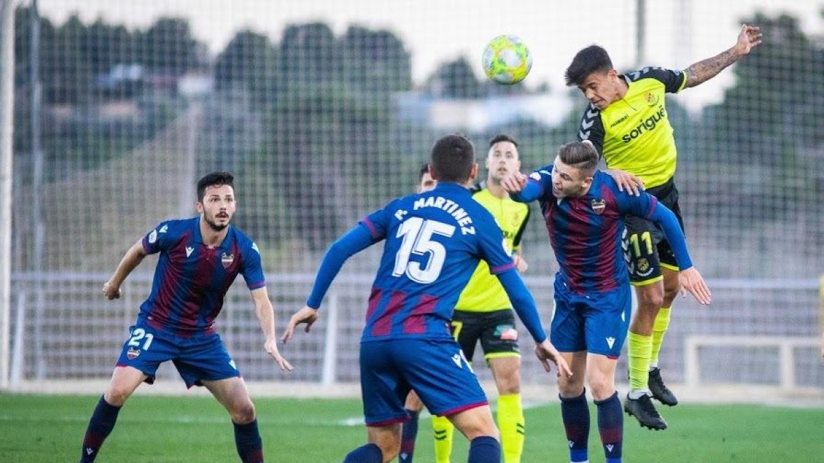 Brugui rematando una pelota en el partido de hoy