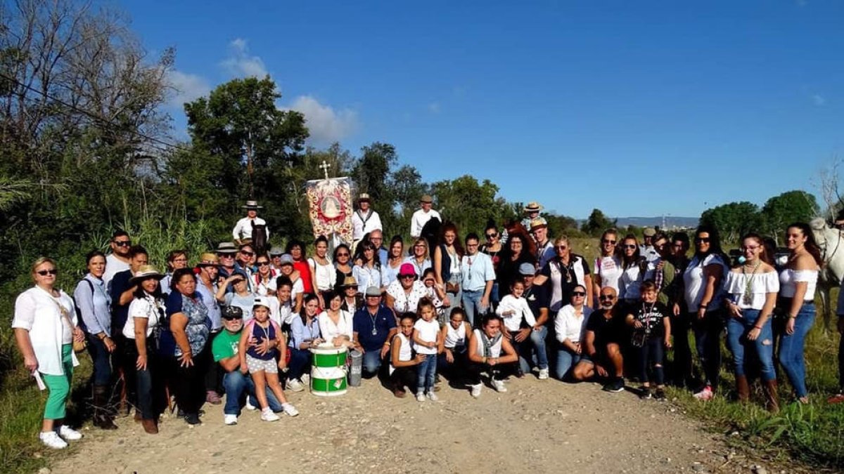 Imagen de los participantes de la peregrinación del Sinpecao desde Tarragona hasta la ermita del Mas dels Frares del Morell.