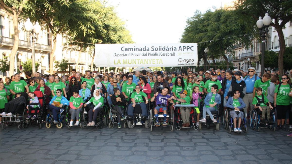 Imatge dels participants de la caminada d'ahir en favor de les persones amb paràlisi cerebral.