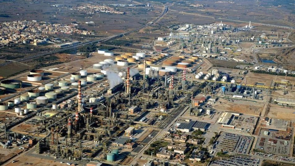 Imatge aèria d'un dels polígons de Tarragona, on hi ha moltes empreses del sector químic.