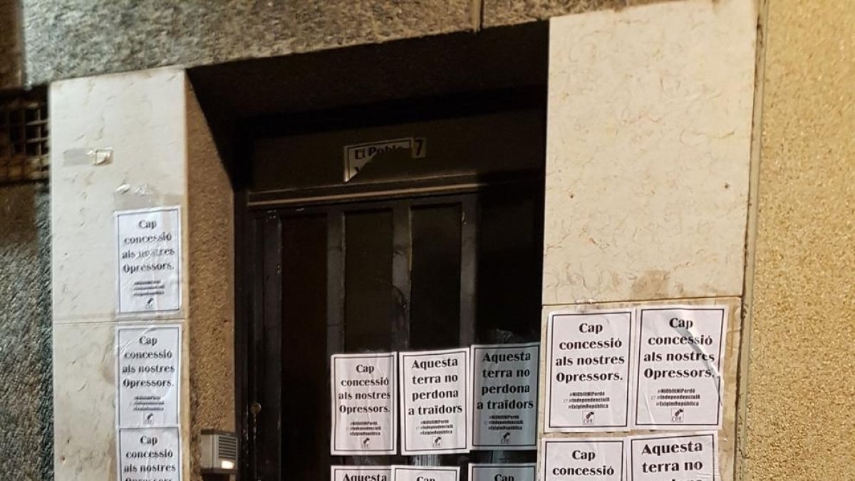 Imagen de los carteles enganchados a la sede de ERC en Tarragona.