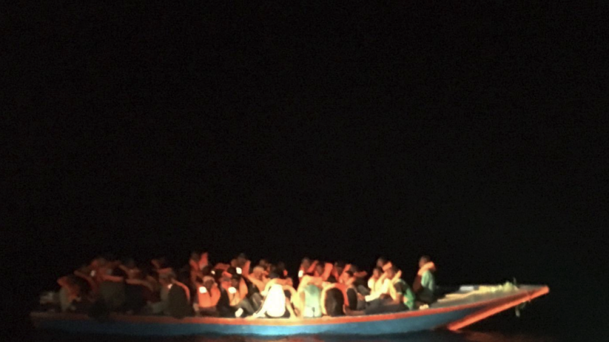 Les persones rescatades viatjaven en una embarcació de fusta.