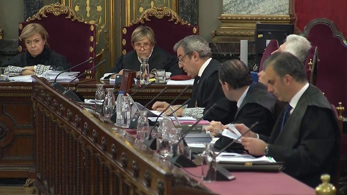 Imagen de los fiscales Javier Zaragoza y Fidel Cadena junto al vicesecretario de Vox, Pedro Fernández, y el secretario general de Vox, Javier Ortega Smith, en la segunda jornada del juicio por el 1-O.