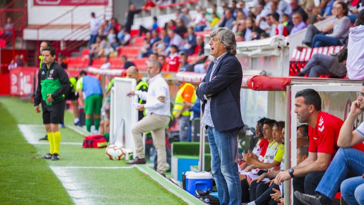 Enrique Martín, en su área técnica durante el partido.