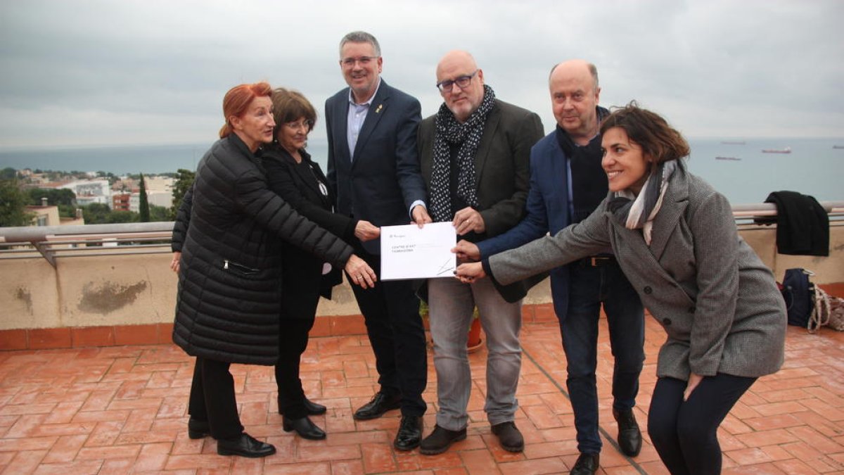 El alcalde de Tarragona, Pau Ricomà, acompañado de algunos miembros del consejo asesor del Centro de Arte de Tarragona, en el tejado de Casa Canals.