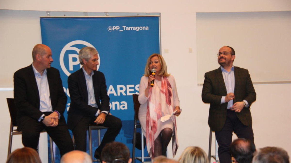 De izquierda a derecha, los candidatos al Congreso por el PP Jordi Roca y Adolfo Suárez Illana, la candidata a la alcaldía de Torredembarra, Núria Gómez, y el presidente del PP catalán Alejandro Fernández.