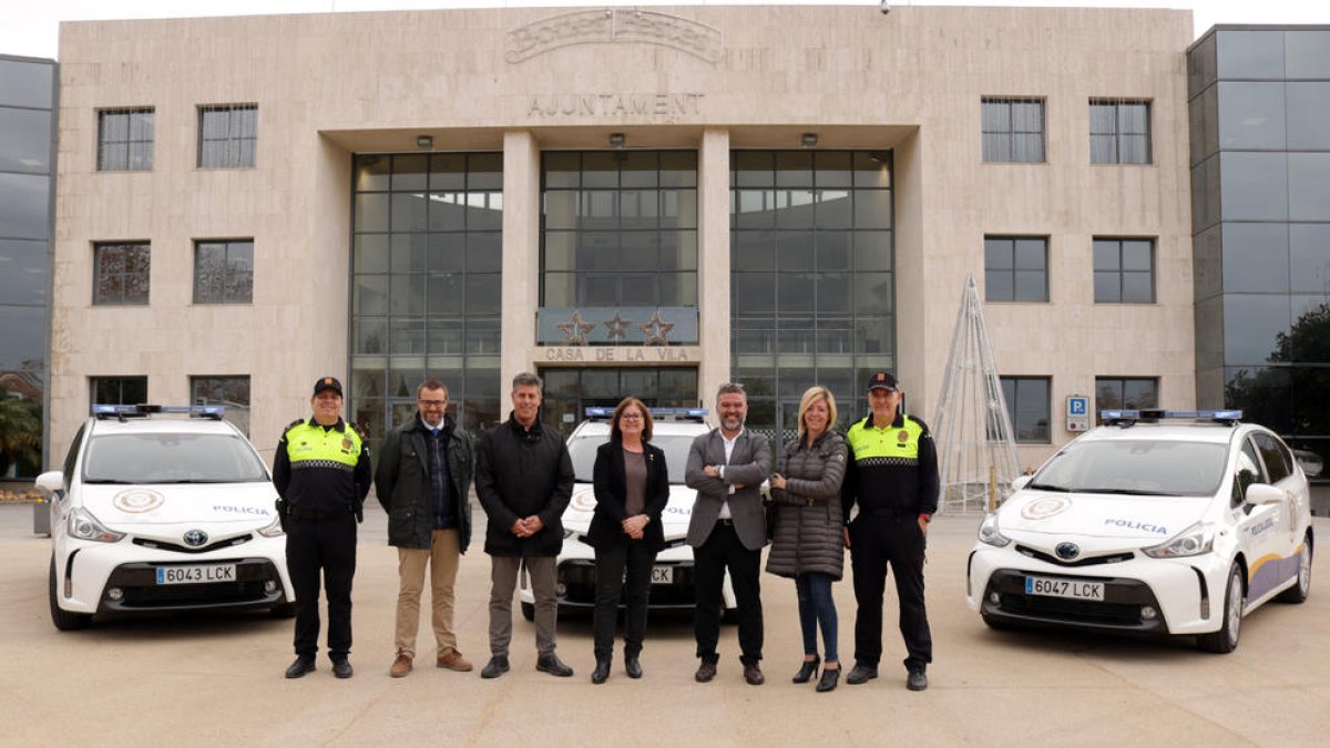 Imatge dels nous cotxes de la Policia Local de Cambrils